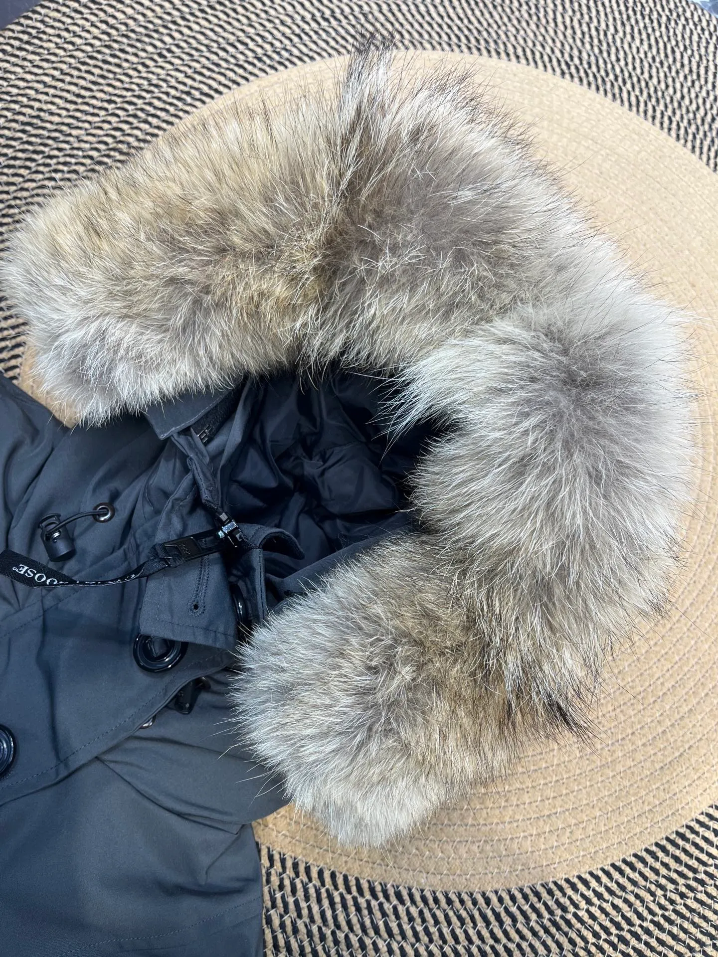 P860 Canada goose/Canada Goose 05 model 2580LA CANADA GOOSE/Canada Goose Rossclair parka women's down jacket, authentic original clothing molding, all accessories are custom-made from the original factory. This model is very unique. The zipper at the back can be opened to change into a dovetail style, with diagonal pockets and a layer of hidden pockets underneath. The official website has become a popular model. The softness and hardness of the fabric are compared with the genuine ones. It can be restored by kneading at will (fabric misunderstanding: fabrics with high hardness are not waterproof. Only those who buy the latest genuine version this year will notice the softness and comfort of the fabrics). The down is synchronized with the genuine white duck down. It is fluffy and not lumpy. The electronically controlled down charging machine is used to fill the zippers with customized genuine YKK zippers. High hardness and no lag. The fur collar is purchased from the same manufacturer as Wolf Hair. (Cooperative factory 2019 Canadian wolf skin auction and Big Goose official auction of wolf skin fur collars on the same site) All workmanship and wiring are controlled by workers with more than ten years of service. They must be horizontal and vertical, and are not crooked. The density of the inner wiring is more exquisite. Compare at will. Big goose label, collar label, washed label, hang tag, zipper rope, pocket label, back label, collar velvet, Velcro fasteners, all details of the cuffs are updated simultaneously with the original product, the best version, and the most complete color matching. The fighter in World 05 battles various world goods. Size: XS-XL